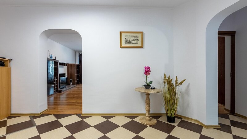Unirii, Camera de Comert, decomandat, etaj 1, cca 80mp