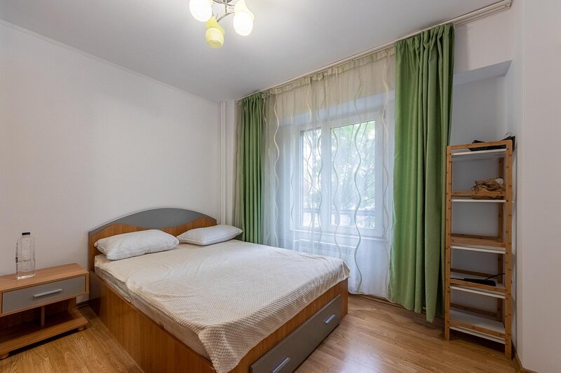 Unirii, Camera de Comert, decomandat, etaj 1, cca 80mp
